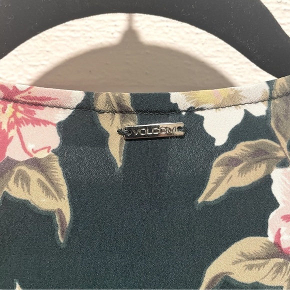 NWOT Volcom Emerald Green Haute Tropic Floral
Plunge Jumpsuit Size Small - Picture 9 of 12